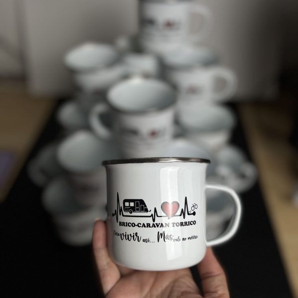 Taza metal Galgos en Familia producida por la Vida Camper