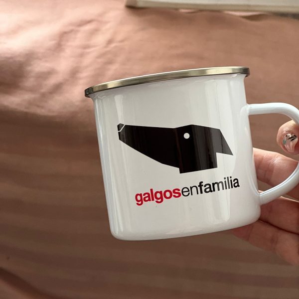 Taza metal Galgos en Familia producida por la Vida Camper